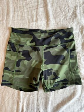 Zyia active camo gym workout biker shorts yoga green pockets size L